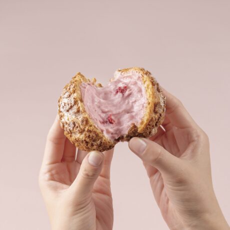 ヨックモックの手作りクッキーシュー いちご